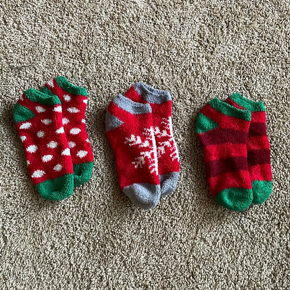 HOLIDAY FUZZY SOCKS